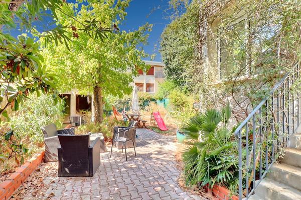 A Vendre appartement type 3 en rez-de-jardin de 61,5m2 avec jardin de 190m2 à Marseille 13012 avec place de parking.