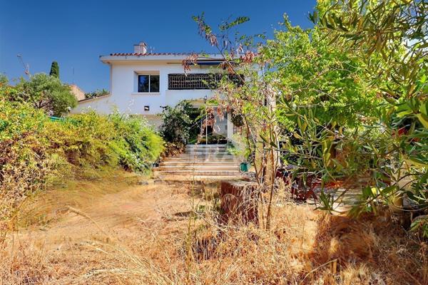 A Vendre appartement type 3 en rez-de-jardin de 61,5m2 avec jardin de 190m2 à Marseille 13012 avec place de parking.