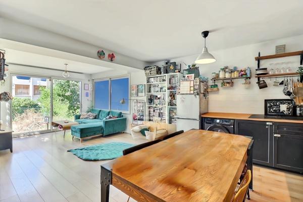 A Vendre appartement type 3 en rez-de-jardin de 61,5m2 avec jardin de 190m2 à Marseille 13012 avec place de parking.