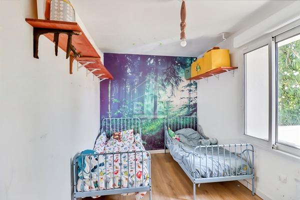 A Vendre appartement type 3 en rez-de-jardin de 61,5m2 avec jardin de 190m2 à Marseille 13012 avec place de parking.