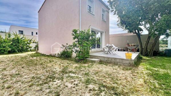 Belle maison contemporaine de 2020, située à Milhaud dans un lotissement familial calme, à proximité immédiate des écoles, des commerces et avec un accès rapide à Nîmes.

Implantée sur une parcelle de 315 m², la maison bénéficie de deux places de stationnement devant l’entrée, d’un garage attenant et d’un jardin agréable et facile d’entretien avec point d'eau. Elle repose sur vide sanitaire, gage de qualité et de pérennité de la construction.

Au rez-de-chaussée, l’entrée dessert un bureau de 7 m², un WC indépendant et une belle pièce de vie lumineuse exposée sud-ouest de plus de 30 m² avec cuisine ouverte équipée. Le séjour s’ouvre sur une grande terrasse et le jardin grâce à une baie vitrée, prolongeant naturellement l’espace de vie vers l’extérieur. Un accès direct au garage complète ce niveau.

À l’étage, le couloir distribue trois chambres dont une avec son dressing ainsi qu’une salle de bain avec WC.

La maison développe 82,08 m² loi Carrez pour 95,43 m² au sol, avec des volumes bien optimisés et une circulation fluide entre les pièces.

Côté performance énergétique, le bien affiche un DPE A avec une estimation des coûts annuels comprise entre 370 € et 550 €. 
La maison est entièrement climatisée et équipée de :

• 6 panneaux photovoltaïques (auto consommation et revente)
• Pompe à chaleur air/air
• Chauffe-eau thermodynamique 
• Adoucisseur d'eau 
• Alarme (Verisure)

Un confort thermique garanti, été comme hiver, pour des charges maîtrisées toute l’année.

La maison fait partie d’une ASL gérée par un syndic professionnel.

Charges ASL : 300 €/an 
Taxe foncière environ 1600 €/an.
Un audit des compteurs d’eau est actuellement en cours.

Construction récente, assurance décennale, aucun travaux à prévoir, climatisation, faibles charges énergétiques, garage, terrasse et jardin. Un bien rare sur le secteur, idéal pour un premier achat ou une famille souhaitant s’installer durablement.

Deux photos ont été générées par intelligence artificielle afin d'offrir une vision globale du potentiel de la pièce de vie.

📞 Contacter Mélisa Martin-Sisteron au (07) 70 18 96 35.