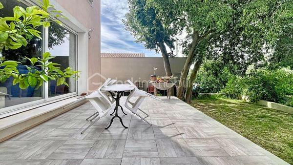 Belle maison contemporaine de 2020, située à Milhaud dans un lotissement familial calme, à proximité immédiate des écoles, des commerces et avec un accès rapide à Nîmes.

Implantée sur une parcelle de 315 m², la maison bénéficie de deux places de stationnement devant l’entrée, d’un garage attenant et d’un jardin agréable et facile d’entretien avec point d'eau. Elle repose sur vide sanitaire, gage de qualité et de pérennité de la construction.

Au rez-de-chaussée, l’entrée dessert un bureau de 7 m², un WC indépendant et une belle pièce de vie lumineuse exposée sud-ouest de plus de 30 m² avec cuisine ouverte équipée. Le séjour s’ouvre sur une grande terrasse et le jardin grâce à une baie vitrée, prolongeant naturellement l’espace de vie vers l’extérieur. Un accès direct au garage complète ce niveau.

À l’étage, le couloir distribue trois chambres dont une avec son dressing ainsi qu’une salle de bain avec WC.

La maison développe 82,08 m² loi Carrez pour 95,43 m² au sol, avec des volumes bien optimisés et une circulation fluide entre les pièces.

Côté performance énergétique, le bien affiche un DPE A avec une estimation des coûts annuels comprise entre 370 € et 550 €. 
La maison est entièrement climatisée et équipée de :

• 6 panneaux photovoltaïques (auto consommation et revente)
• Pompe à chaleur air/air
• Chauffe-eau thermodynamique 
• Adoucisseur d'eau 
• Alarme (Verisure)

Un confort thermique garanti, été comme hiver, pour des charges maîtrisées toute l’année.

La maison fait partie d’une ASL gérée par un syndic professionnel.

Charges ASL : 300 €/an 
Taxe foncière environ 1600 €/an.
Un audit des compteurs d’eau est actuellement en cours.

Construction récente, assurance décennale, aucun travaux à prévoir, climatisation, faibles charges énergétiques, garage, terrasse et jardin. Un bien rare sur le secteur, idéal pour un premier achat ou une famille souhaitant s’installer durablement.

Deux photos ont été générées par intelligence artificielle afin d'offrir une vision globale du potentiel de la pièce de vie.

📞 Contacter Mélisa Martin-Sisteron au (07) 70 18 96 35.