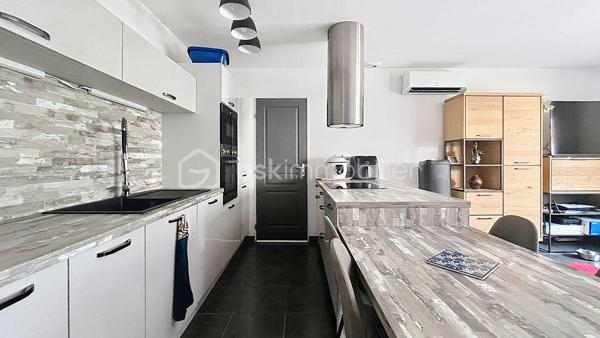 Belle maison contemporaine de 2020, située à Milhaud dans un lotissement familial calme, à proximité immédiate des écoles, des commerces et avec un accès rapide à Nîmes.

Implantée sur une parcelle de 315 m², la maison bénéficie de deux places de stationnement devant l’entrée, d’un garage attenant et d’un jardin agréable et facile d’entretien avec point d'eau. Elle repose sur vide sanitaire, gage de qualité et de pérennité de la construction.

Au rez-de-chaussée, l’entrée dessert un bureau de 7 m², un WC indépendant et une belle pièce de vie lumineuse exposée sud-ouest de plus de 30 m² avec cuisine ouverte équipée. Le séjour s’ouvre sur une grande terrasse et le jardin grâce à une baie vitrée, prolongeant naturellement l’espace de vie vers l’extérieur. Un accès direct au garage complète ce niveau.

À l’étage, le couloir distribue trois chambres dont une avec son dressing ainsi qu’une salle de bain avec WC.

La maison développe 82,08 m² loi Carrez pour 95,43 m² au sol, avec des volumes bien optimisés et une circulation fluide entre les pièces.

Côté performance énergétique, le bien affiche un DPE A avec une estimation des coûts annuels comprise entre 370 € et 550 €. 
La maison est entièrement climatisée et équipée de :

• 6 panneaux photovoltaïques (auto consommation et revente)
• Pompe à chaleur air/air
• Chauffe-eau thermodynamique 
• Adoucisseur d'eau 
• Alarme (Verisure)

Un confort thermique garanti, été comme hiver, pour des charges maîtrisées toute l’année.

La maison fait partie d’une ASL gérée par un syndic professionnel.

Charges ASL : 300 €/an 
Taxe foncière environ 1600 €/an.
Un audit des compteurs d’eau est actuellement en cours.

Construction récente, assurance décennale, aucun travaux à prévoir, climatisation, faibles charges énergétiques, garage, terrasse et jardin. Un bien rare sur le secteur, idéal pour un premier achat ou une famille souhaitant s’installer durablement.

Deux photos ont été générées par intelligence artificielle afin d'offrir une vision globale du potentiel de la pièce de vie.

📞 Contacter Mélisa Martin-Sisteron au (07) 70 18 96 35.