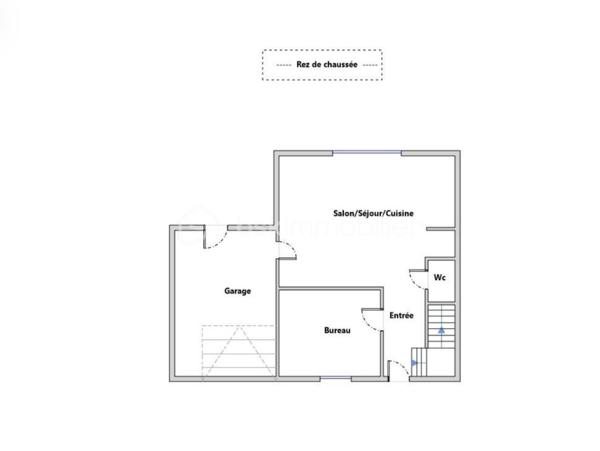 Belle maison contemporaine de 2020, située à Milhaud dans un lotissement familial calme, à proximité immédiate des écoles, des commerces et avec un accès rapide à Nîmes.

Implantée sur une parcelle de 315 m², la maison bénéficie de deux places de stationnement devant l’entrée, d’un garage attenant et d’un jardin agréable et facile d’entretien avec point d'eau. Elle repose sur vide sanitaire, gage de qualité et de pérennité de la construction.

Au rez-de-chaussée, l’entrée dessert un bureau de 7 m², un WC indépendant et une belle pièce de vie lumineuse exposée sud-ouest de plus de 30 m² avec cuisine ouverte équipée. Le séjour s’ouvre sur une grande terrasse et le jardin grâce à une baie vitrée, prolongeant naturellement l’espace de vie vers l’extérieur. Un accès direct au garage complète ce niveau.

À l’étage, le couloir distribue trois chambres dont une avec son dressing ainsi qu’une salle de bain avec WC.

La maison développe 82,08 m² loi Carrez pour 95,43 m² au sol, avec des volumes bien optimisés et une circulation fluide entre les pièces.

Côté performance énergétique, le bien affiche un DPE A avec une estimation des coûts annuels comprise entre 370 € et 550 €. 
La maison est entièrement climatisée et équipée de :

• 6 panneaux photovoltaïques (auto consommation et revente)
• Pompe à chaleur air/air
• Chauffe-eau thermodynamique 
• Adoucisseur d'eau 
• Alarme (Verisure)

Un confort thermique garanti, été comme hiver, pour des charges maîtrisées toute l’année.

La maison fait partie d’une ASL gérée par un syndic professionnel.

Charges ASL : 300 €/an 
Taxe foncière environ 1600 €/an.
Un audit des compteurs d’eau est actuellement en cours.

Construction récente, assurance décennale, aucun travaux à prévoir, climatisation, faibles charges énergétiques, garage, terrasse et jardin. Un bien rare sur le secteur, idéal pour un premier achat ou une famille souhaitant s’installer durablement.

Deux photos ont été générées par intelligence artificielle afin d'offrir une vision globale du potentiel de la pièce de vie.

📞 Contacter Mélisa Martin-Sisteron au (07) 70 18 96 35.