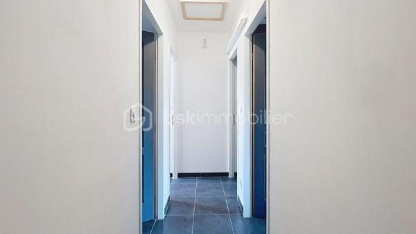Belle maison contemporaine de 2020, située à Milhaud dans un lotissement familial calme, à proximité immédiate des écoles, des commerces et avec un accès rapide à Nîmes.

Implantée sur une parcelle de 315 m², la maison bénéficie de deux places de stationnement devant l’entrée, d’un garage attenant et d’un jardin agréable et facile d’entretien avec point d'eau. Elle repose sur vide sanitaire, gage de qualité et de pérennité de la construction.

Au rez-de-chaussée, l’entrée dessert un bureau de 7 m², un WC indépendant et une belle pièce de vie lumineuse exposée sud-ouest de plus de 30 m² avec cuisine ouverte équipée. Le séjour s’ouvre sur une grande terrasse et le jardin grâce à une baie vitrée, prolongeant naturellement l’espace de vie vers l’extérieur. Un accès direct au garage complète ce niveau.

À l’étage, le couloir distribue trois chambres dont une avec son dressing ainsi qu’une salle de bain avec WC.

La maison développe 82,08 m² loi Carrez pour 95,43 m² au sol, avec des volumes bien optimisés et une circulation fluide entre les pièces.

Côté performance énergétique, le bien affiche un DPE A avec une estimation des coûts annuels comprise entre 370 € et 550 €. 
La maison est entièrement climatisée et équipée de :

• 6 panneaux photovoltaïques (auto consommation et revente)
• Pompe à chaleur air/air
• Chauffe-eau thermodynamique 
• Adoucisseur d'eau 
• Alarme (Verisure)

Un confort thermique garanti, été comme hiver, pour des charges maîtrisées toute l’année.

La maison fait partie d’une ASL gérée par un syndic professionnel.

Charges ASL : 300 €/an 
Taxe foncière environ 1600 €/an.
Un audit des compteurs d’eau est actuellement en cours.

Construction récente, assurance décennale, aucun travaux à prévoir, climatisation, faibles charges énergétiques, garage, terrasse et jardin. Un bien rare sur le secteur, idéal pour un premier achat ou une famille souhaitant s’installer durablement.

Deux photos ont été générées par intelligence artificielle afin d'offrir une vision globale du potentiel de la pièce de vie.

📞 Contacter Mélisa Martin-Sisteron au (07) 70 18 96 35.