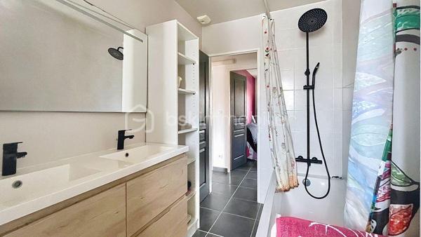 Belle maison contemporaine de 2020, située à Milhaud dans un lotissement familial calme, à proximité immédiate des écoles, des commerces et avec un accès rapide à Nîmes.

Implantée sur une parcelle de 315 m², la maison bénéficie de deux places de stationnement devant l’entrée, d’un garage attenant et d’un jardin agréable et facile d’entretien avec point d'eau. Elle repose sur vide sanitaire, gage de qualité et de pérennité de la construction.

Au rez-de-chaussée, l’entrée dessert un bureau de 7 m², un WC indépendant et une belle pièce de vie lumineuse exposée sud-ouest de plus de 30 m² avec cuisine ouverte équipée. Le séjour s’ouvre sur une grande terrasse et le jardin grâce à une baie vitrée, prolongeant naturellement l’espace de vie vers l’extérieur. Un accès direct au garage complète ce niveau.

À l’étage, le couloir distribue trois chambres dont une avec son dressing ainsi qu’une salle de bain avec WC.

La maison développe 82,08 m² loi Carrez pour 95,43 m² au sol, avec des volumes bien optimisés et une circulation fluide entre les pièces.

Côté performance énergétique, le bien affiche un DPE A avec une estimation des coûts annuels comprise entre 370 € et 550 €. 
La maison est entièrement climatisée et équipée de :

• 6 panneaux photovoltaïques (auto consommation et revente)
• Pompe à chaleur air/air
• Chauffe-eau thermodynamique 
• Adoucisseur d'eau 
• Alarme (Verisure)

Un confort thermique garanti, été comme hiver, pour des charges maîtrisées toute l’année.

La maison fait partie d’une ASL gérée par un syndic professionnel.

Charges ASL : 300 €/an 
Taxe foncière environ 1600 €/an.
Un audit des compteurs d’eau est actuellement en cours.

Construction récente, assurance décennale, aucun travaux à prévoir, climatisation, faibles charges énergétiques, garage, terrasse et jardin. Un bien rare sur le secteur, idéal pour un premier achat ou une famille souhaitant s’installer durablement.

Deux photos ont été générées par intelligence artificielle afin d'offrir une vision globale du potentiel de la pièce de vie.

📞 Contacter Mélisa Martin-Sisteron au (07) 70 18 96 35.