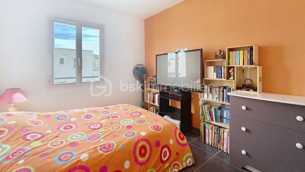 Belle maison contemporaine de 2020, située à Milhaud dans un lotissement familial calme, à proximité immédiate des écoles, des commerces et avec un accès rapide à Nîmes.

Implantée sur une parcelle de 315 m², la maison bénéficie de deux places de stationnement devant l’entrée, d’un garage attenant et d’un jardin agréable et facile d’entretien avec point d'eau. Elle repose sur vide sanitaire, gage de qualité et de pérennité de la construction.

Au rez-de-chaussée, l’entrée dessert un bureau de 7 m², un WC indépendant et une belle pièce de vie lumineuse exposée sud-ouest de plus de 30 m² avec cuisine ouverte équipée. Le séjour s’ouvre sur une grande terrasse et le jardin grâce à une baie vitrée, prolongeant naturellement l’espace de vie vers l’extérieur. Un accès direct au garage complète ce niveau.

À l’étage, le couloir distribue trois chambres dont une avec son dressing ainsi qu’une salle de bain avec WC.

La maison développe 82,08 m² loi Carrez pour 95,43 m² au sol, avec des volumes bien optimisés et une circulation fluide entre les pièces.

Côté performance énergétique, le bien affiche un DPE A avec une estimation des coûts annuels comprise entre 370 € et 550 €. 
La maison est entièrement climatisée et équipée de :

• 6 panneaux photovoltaïques (auto consommation et revente)
• Pompe à chaleur air/air
• Chauffe-eau thermodynamique 
• Adoucisseur d'eau 
• Alarme (Verisure)

Un confort thermique garanti, été comme hiver, pour des charges maîtrisées toute l’année.

La maison fait partie d’une ASL gérée par un syndic professionnel.

Charges ASL : 300 €/an 
Taxe foncière environ 1600 €/an.
Un audit des compteurs d’eau est actuellement en cours.

Construction récente, assurance décennale, aucun travaux à prévoir, climatisation, faibles charges énergétiques, garage, terrasse et jardin. Un bien rare sur le secteur, idéal pour un premier achat ou une famille souhaitant s’installer durablement.

Deux photos ont été générées par intelligence artificielle afin d'offrir une vision globale du potentiel de la pièce de vie.

📞 Contacter Mélisa Martin-Sisteron au (07) 70 18 96 35.