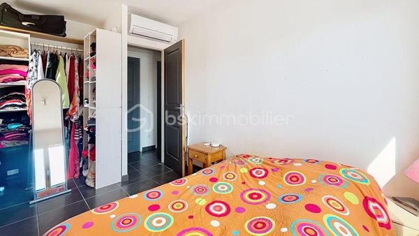 Belle maison contemporaine de 2020, située à Milhaud dans un lotissement familial calme, à proximité immédiate des écoles, des commerces et avec un accès rapide à Nîmes.

Implantée sur une parcelle de 315 m², la maison bénéficie de deux places de stationnement devant l’entrée, d’un garage attenant et d’un jardin agréable et facile d’entretien avec point d'eau. Elle repose sur vide sanitaire, gage de qualité et de pérennité de la construction.

Au rez-de-chaussée, l’entrée dessert un bureau de 7 m², un WC indépendant et une belle pièce de vie lumineuse exposée sud-ouest de plus de 30 m² avec cuisine ouverte équipée. Le séjour s’ouvre sur une grande terrasse et le jardin grâce à une baie vitrée, prolongeant naturellement l’espace de vie vers l’extérieur. Un accès direct au garage complète ce niveau.

À l’étage, le couloir distribue trois chambres dont une avec son dressing ainsi qu’une salle de bain avec WC.

La maison développe 82,08 m² loi Carrez pour 95,43 m² au sol, avec des volumes bien optimisés et une circulation fluide entre les pièces.

Côté performance énergétique, le bien affiche un DPE A avec une estimation des coûts annuels comprise entre 370 € et 550 €. 
La maison est entièrement climatisée et équipée de :

• 6 panneaux photovoltaïques (auto consommation et revente)
• Pompe à chaleur air/air
• Chauffe-eau thermodynamique 
• Adoucisseur d'eau 
• Alarme (Verisure)

Un confort thermique garanti, été comme hiver, pour des charges maîtrisées toute l’année.

La maison fait partie d’une ASL gérée par un syndic professionnel.

Charges ASL : 300 €/an 
Taxe foncière environ 1600 €/an.
Un audit des compteurs d’eau est actuellement en cours.

Construction récente, assurance décennale, aucun travaux à prévoir, climatisation, faibles charges énergétiques, garage, terrasse et jardin. Un bien rare sur le secteur, idéal pour un premier achat ou une famille souhaitant s’installer durablement.

Deux photos ont été générées par intelligence artificielle afin d'offrir une vision globale du potentiel de la pièce de vie.

📞 Contacter Mélisa Martin-Sisteron au (07) 70 18 96 35.