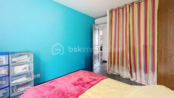 Belle maison contemporaine de 2020, située à Milhaud dans un lotissement familial calme, à proximité immédiate des écoles, des commerces et avec un accès rapide à Nîmes.

Implantée sur une parcelle de 315 m², la maison bénéficie de deux places de stationnement devant l’entrée, d’un garage attenant et d’un jardin agréable et facile d’entretien avec point d'eau. Elle repose sur vide sanitaire, gage de qualité et de pérennité de la construction.

Au rez-de-chaussée, l’entrée dessert un bureau de 7 m², un WC indépendant et une belle pièce de vie lumineuse exposée sud-ouest de plus de 30 m² avec cuisine ouverte équipée. Le séjour s’ouvre sur une grande terrasse et le jardin grâce à une baie vitrée, prolongeant naturellement l’espace de vie vers l’extérieur. Un accès direct au garage complète ce niveau.

À l’étage, le couloir distribue trois chambres dont une avec son dressing ainsi qu’une salle de bain avec WC.

La maison développe 82,08 m² loi Carrez pour 95,43 m² au sol, avec des volumes bien optimisés et une circulation fluide entre les pièces.

Côté performance énergétique, le bien affiche un DPE A avec une estimation des coûts annuels comprise entre 370 € et 550 €. 
La maison est entièrement climatisée et équipée de :

• 6 panneaux photovoltaïques (auto consommation et revente)
• Pompe à chaleur air/air
• Chauffe-eau thermodynamique 
• Adoucisseur d'eau 
• Alarme (Verisure)

Un confort thermique garanti, été comme hiver, pour des charges maîtrisées toute l’année.

La maison fait partie d’une ASL gérée par un syndic professionnel.

Charges ASL : 300 €/an 
Taxe foncière environ 1600 €/an.
Un audit des compteurs d’eau est actuellement en cours.

Construction récente, assurance décennale, aucun travaux à prévoir, climatisation, faibles charges énergétiques, garage, terrasse et jardin. Un bien rare sur le secteur, idéal pour un premier achat ou une famille souhaitant s’installer durablement.

Deux photos ont été générées par intelligence artificielle afin d'offrir une vision globale du potentiel de la pièce de vie.

📞 Contacter Mélisa Martin-Sisteron au (07) 70 18 96 35.
