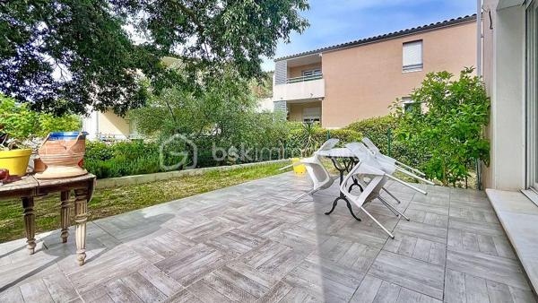 Belle maison contemporaine de 2020, située à Milhaud dans un lotissement familial calme, à proximité immédiate des écoles, des commerces et avec un accès rapide à Nîmes.

Implantée sur une parcelle de 315 m², la maison bénéficie de deux places de stationnement devant l’entrée, d’un garage attenant et d’un jardin agréable et facile d’entretien avec point d'eau. Elle repose sur vide sanitaire, gage de qualité et de pérennité de la construction.

Au rez-de-chaussée, l’entrée dessert un bureau de 7 m², un WC indépendant et une belle pièce de vie lumineuse exposée sud-ouest de plus de 30 m² avec cuisine ouverte équipée. Le séjour s’ouvre sur une grande terrasse et le jardin grâce à une baie vitrée, prolongeant naturellement l’espace de vie vers l’extérieur. Un accès direct au garage complète ce niveau.

À l’étage, le couloir distribue trois chambres dont une avec son dressing ainsi qu’une salle de bain avec WC.

La maison développe 82,08 m² loi Carrez pour 95,43 m² au sol, avec des volumes bien optimisés et une circulation fluide entre les pièces.

Côté performance énergétique, le bien affiche un DPE A avec une estimation des coûts annuels comprise entre 370 € et 550 €. 
La maison est entièrement climatisée et équipée de :

• 6 panneaux photovoltaïques (auto consommation et revente)
• Pompe à chaleur air/air
• Chauffe-eau thermodynamique 
• Adoucisseur d'eau 
• Alarme (Verisure)

Un confort thermique garanti, été comme hiver, pour des charges maîtrisées toute l’année.

La maison fait partie d’une ASL gérée par un syndic professionnel.

Charges ASL : 300 €/an 
Taxe foncière environ 1600 €/an.
Un audit des compteurs d’eau est actuellement en cours.

Construction récente, assurance décennale, aucun travaux à prévoir, climatisation, faibles charges énergétiques, garage, terrasse et jardin. Un bien rare sur le secteur, idéal pour un premier achat ou une famille souhaitant s’installer durablement.

Deux photos ont été générées par intelligence artificielle afin d'offrir une vision globale du potentiel de la pièce de vie.

📞 Contacter Mélisa Martin-Sisteron au (07) 70 18 96 35.