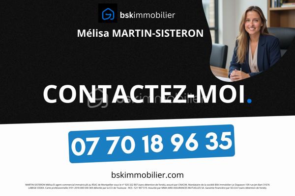 Belle maison contemporaine de 2020, située à Milhaud dans un lotissement familial calme, à proximité immédiate des écoles, des commerces et avec un accès rapide à Nîmes.

Implantée sur une parcelle de 315 m², la maison bénéficie de deux places de stationnement devant l’entrée, d’un garage attenant et d’un jardin agréable et facile d’entretien avec point d'eau. Elle repose sur vide sanitaire, gage de qualité et de pérennité de la construction.

Au rez-de-chaussée, l’entrée dessert un bureau de 7 m², un WC indépendant et une belle pièce de vie lumineuse exposée sud-ouest de plus de 30 m² avec cuisine ouverte équipée. Le séjour s’ouvre sur une grande terrasse et le jardin grâce à une baie vitrée, prolongeant naturellement l’espace de vie vers l’extérieur. Un accès direct au garage complète ce niveau.

À l’étage, le couloir distribue trois chambres dont une avec son dressing ainsi qu’une salle de bain avec WC.

La maison développe 82,08 m² loi Carrez pour 95,43 m² au sol, avec des volumes bien optimisés et une circulation fluide entre les pièces.

Côté performance énergétique, le bien affiche un DPE A avec une estimation des coûts annuels comprise entre 370 € et 550 €. 
La maison est entièrement climatisée et équipée de :

• 6 panneaux photovoltaïques (auto consommation et revente)
• Pompe à chaleur air/air
• Chauffe-eau thermodynamique 
• Adoucisseur d'eau 
• Alarme (Verisure)

Un confort thermique garanti, été comme hiver, pour des charges maîtrisées toute l’année.

La maison fait partie d’une ASL gérée par un syndic professionnel.

Charges ASL : 300 €/an 
Taxe foncière environ 1600 €/an.
Un audit des compteurs d’eau est actuellement en cours.

Construction récente, assurance décennale, aucun travaux à prévoir, climatisation, faibles charges énergétiques, garage, terrasse et jardin. Un bien rare sur le secteur, idéal pour un premier achat ou une famille souhaitant s’installer durablement.

Deux photos ont été générées par intelligence artificielle afin d'offrir une vision globale du potentiel de la pièce de vie.

📞 Contacter Mélisa Martin-Sisteron au (07) 70 18 96 35.