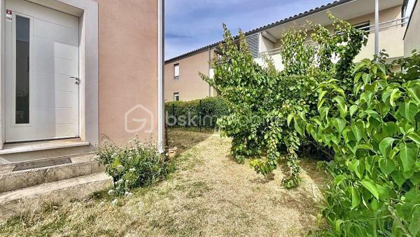 Belle maison contemporaine de 2020, située à Milhaud dans un lotissement familial calme, à proximité immédiate des écoles, des commerces et avec un accès rapide à Nîmes.

Implantée sur une parcelle de 315 m², la maison bénéficie de deux places de stationnement devant l’entrée, d’un garage attenant et d’un jardin agréable et facile d’entretien avec point d'eau. Elle repose sur vide sanitaire, gage de qualité et de pérennité de la construction.

Au rez-de-chaussée, l’entrée dessert un bureau de 7 m², un WC indépendant et une belle pièce de vie lumineuse exposée sud-ouest de plus de 30 m² avec cuisine ouverte équipée. Le séjour s’ouvre sur une grande terrasse et le jardin grâce à une baie vitrée, prolongeant naturellement l’espace de vie vers l’extérieur. Un accès direct au garage complète ce niveau.

À l’étage, le couloir distribue trois chambres dont une avec son dressing ainsi qu’une salle de bain avec WC.

La maison développe 82,08 m² loi Carrez pour 95,43 m² au sol, avec des volumes bien optimisés et une circulation fluide entre les pièces.

Côté performance énergétique, le bien affiche un DPE A avec une estimation des coûts annuels comprise entre 370 € et 550 €. 
La maison est entièrement climatisée et équipée de :

• 6 panneaux photovoltaïques (auto consommation et revente)
• Pompe à chaleur air/air
• Chauffe-eau thermodynamique 
• Adoucisseur d'eau 
• Alarme (Verisure)

Un confort thermique garanti, été comme hiver, pour des charges maîtrisées toute l’année.

La maison fait partie d’une ASL gérée par un syndic professionnel.

Charges ASL : 300 €/an 
Taxe foncière environ 1600 €/an.
Un audit des compteurs d’eau est actuellement en cours.

Construction récente, assurance décennale, aucun travaux à prévoir, climatisation, faibles charges énergétiques, garage, terrasse et jardin. Un bien rare sur le secteur, idéal pour un premier achat ou une famille souhaitant s’installer durablement.

Deux photos ont été générées par intelligence artificielle afin d'offrir une vision globale du potentiel de la pièce de vie.

📞 Contacter Mélisa Martin-Sisteron au (07) 70 18 96 35.
