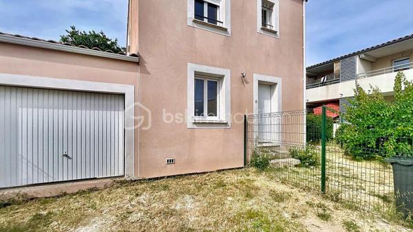 Belle maison contemporaine de 2020, située à Milhaud dans un lotissement familial calme, à proximité immédiate des écoles, des commerces et avec un accès rapide à Nîmes.

Implantée sur une parcelle de 315 m², la maison bénéficie de deux places de stationnement devant l’entrée, d’un garage attenant et d’un jardin agréable et facile d’entretien avec point d'eau. Elle repose sur vide sanitaire, gage de qualité et de pérennité de la construction.

Au rez-de-chaussée, l’entrée dessert un bureau de 7 m², un WC indépendant et une belle pièce de vie lumineuse exposée sud-ouest de plus de 30 m² avec cuisine ouverte équipée. Le séjour s’ouvre sur une grande terrasse et le jardin grâce à une baie vitrée, prolongeant naturellement l’espace de vie vers l’extérieur. Un accès direct au garage complète ce niveau.

À l’étage, le couloir distribue trois chambres dont une avec son dressing ainsi qu’une salle de bain avec WC.

La maison développe 82,08 m² loi Carrez pour 95,43 m² au sol, avec des volumes bien optimisés et une circulation fluide entre les pièces.

Côté performance énergétique, le bien affiche un DPE A avec une estimation des coûts annuels comprise entre 370 € et 550 €. 
La maison est entièrement climatisée et équipée de :

• 6 panneaux photovoltaïques (auto consommation et revente)
• Pompe à chaleur air/air
• Chauffe-eau thermodynamique 
• Adoucisseur d'eau 
• Alarme (Verisure)

Un confort thermique garanti, été comme hiver, pour des charges maîtrisées toute l’année.

La maison fait partie d’une ASL gérée par un syndic professionnel.

Charges ASL : 300 €/an 
Taxe foncière environ 1600 €/an.
Un audit des compteurs d’eau est actuellement en cours.

Construction récente, assurance décennale, aucun travaux à prévoir, climatisation, faibles charges énergétiques, garage, terrasse et jardin. Un bien rare sur le secteur, idéal pour un premier achat ou une famille souhaitant s’installer durablement.

Deux photos ont été générées par intelligence artificielle afin d'offrir une vision globale du potentiel de la pièce de vie.

📞 Contacter Mélisa Martin-Sisteron au (07) 70 18 96 35.