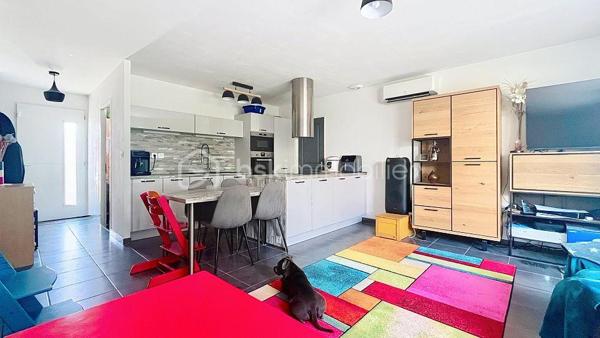 Belle maison contemporaine de 2020, située à Milhaud dans un lotissement familial calme, à proximité immédiate des écoles, des commerces et avec un accès rapide à Nîmes.

Implantée sur une parcelle de 315 m², la maison bénéficie de deux places de stationnement devant l’entrée, d’un garage attenant et d’un jardin agréable et facile d’entretien avec point d'eau. Elle repose sur vide sanitaire, gage de qualité et de pérennité de la construction.

Au rez-de-chaussée, l’entrée dessert un bureau de 7 m², un WC indépendant et une belle pièce de vie lumineuse exposée sud-ouest de plus de 30 m² avec cuisine ouverte équipée. Le séjour s’ouvre sur une grande terrasse et le jardin grâce à une baie vitrée, prolongeant naturellement l’espace de vie vers l’extérieur. Un accès direct au garage complète ce niveau.

À l’étage, le couloir distribue trois chambres dont une avec son dressing ainsi qu’une salle de bain avec WC.

La maison développe 82,08 m² loi Carrez pour 95,43 m² au sol, avec des volumes bien optimisés et une circulation fluide entre les pièces.

Côté performance énergétique, le bien affiche un DPE A avec une estimation des coûts annuels comprise entre 370 € et 550 €. 
La maison est entièrement climatisée et équipée de :

• 6 panneaux photovoltaïques (auto consommation et revente)
• Pompe à chaleur air/air
• Chauffe-eau thermodynamique 
• Adoucisseur d'eau 
• Alarme (Verisure)

Un confort thermique garanti, été comme hiver, pour des charges maîtrisées toute l’année.

La maison fait partie d’une ASL gérée par un syndic professionnel.

Charges ASL : 300 €/an 
Taxe foncière environ 1600 €/an.
Un audit des compteurs d’eau est actuellement en cours.

Construction récente, assurance décennale, aucun travaux à prévoir, climatisation, faibles charges énergétiques, garage, terrasse et jardin. Un bien rare sur le secteur, idéal pour un premier achat ou une famille souhaitant s’installer durablement.

Deux photos ont été générées par intelligence artificielle afin d'offrir une vision globale du potentiel de la pièce de vie.

📞 Contacter Mélisa Martin-Sisteron au (07) 70 18 96 35.