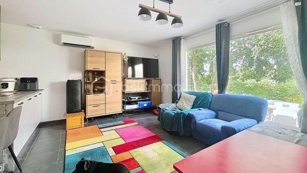 Belle maison contemporaine de 2020, située à Milhaud dans un lotissement familial calme, à proximité immédiate des écoles, des commerces et avec un accès rapide à Nîmes.

Implantée sur une parcelle de 315 m², la maison bénéficie de deux places de stationnement devant l’entrée, d’un garage attenant et d’un jardin agréable et facile d’entretien avec point d'eau. Elle repose sur vide sanitaire, gage de qualité et de pérennité de la construction.

Au rez-de-chaussée, l’entrée dessert un bureau de 7 m², un WC indépendant et une belle pièce de vie lumineuse exposée sud-ouest de plus de 30 m² avec cuisine ouverte équipée. Le séjour s’ouvre sur une grande terrasse et le jardin grâce à une baie vitrée, prolongeant naturellement l’espace de vie vers l’extérieur. Un accès direct au garage complète ce niveau.

À l’étage, le couloir distribue trois chambres dont une avec son dressing ainsi qu’une salle de bain avec WC.

La maison développe 82,08 m² loi Carrez pour 95,43 m² au sol, avec des volumes bien optimisés et une circulation fluide entre les pièces.

Côté performance énergétique, le bien affiche un DPE A avec une estimation des coûts annuels comprise entre 370 € et 550 €. 
La maison est entièrement climatisée et équipée de :

• 6 panneaux photovoltaïques (auto consommation et revente)
• Pompe à chaleur air/air
• Chauffe-eau thermodynamique 
• Adoucisseur d'eau 
• Alarme (Verisure)

Un confort thermique garanti, été comme hiver, pour des charges maîtrisées toute l’année.

La maison fait partie d’une ASL gérée par un syndic professionnel.

Charges ASL : 300 €/an 
Taxe foncière environ 1600 €/an.
Un audit des compteurs d’eau est actuellement en cours.

Construction récente, assurance décennale, aucun travaux à prévoir, climatisation, faibles charges énergétiques, garage, terrasse et jardin. Un bien rare sur le secteur, idéal pour un premier achat ou une famille souhaitant s’installer durablement.

Deux photos ont été générées par intelligence artificielle afin d'offrir une vision globale du potentiel de la pièce de vie.

📞 Contacter Mélisa Martin-Sisteron au (07) 70 18 96 35.