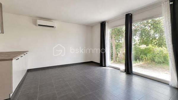 Belle maison contemporaine de 2020, située à Milhaud dans un lotissement familial calme, à proximité immédiate des écoles, des commerces et avec un accès rapide à Nîmes.

Implantée sur une parcelle de 315 m², la maison bénéficie de deux places de stationnement devant l’entrée, d’un garage attenant et d’un jardin agréable et facile d’entretien avec point d'eau. Elle repose sur vide sanitaire, gage de qualité et de pérennité de la construction.

Au rez-de-chaussée, l’entrée dessert un bureau de 7 m², un WC indépendant et une belle pièce de vie lumineuse exposée sud-ouest de plus de 30 m² avec cuisine ouverte équipée. Le séjour s’ouvre sur une grande terrasse et le jardin grâce à une baie vitrée, prolongeant naturellement l’espace de vie vers l’extérieur. Un accès direct au garage complète ce niveau.

À l’étage, le couloir distribue trois chambres dont une avec son dressing ainsi qu’une salle de bain avec WC.

La maison développe 82,08 m² loi Carrez pour 95,43 m² au sol, avec des volumes bien optimisés et une circulation fluide entre les pièces.

Côté performance énergétique, le bien affiche un DPE A avec une estimation des coûts annuels comprise entre 370 € et 550 €. 
La maison est entièrement climatisée et équipée de :

• 6 panneaux photovoltaïques (auto consommation et revente)
• Pompe à chaleur air/air
• Chauffe-eau thermodynamique 
• Adoucisseur d'eau 
• Alarme (Verisure)

Un confort thermique garanti, été comme hiver, pour des charges maîtrisées toute l’année.

La maison fait partie d’une ASL gérée par un syndic professionnel.

Charges ASL : 300 €/an 
Taxe foncière environ 1600 €/an.
Un audit des compteurs d’eau est actuellement en cours.

Construction récente, assurance décennale, aucun travaux à prévoir, climatisation, faibles charges énergétiques, garage, terrasse et jardin. Un bien rare sur le secteur, idéal pour un premier achat ou une famille souhaitant s’installer durablement.

Deux photos ont été générées par intelligence artificielle afin d'offrir une vision globale du potentiel de la pièce de vie.

📞 Contacter Mélisa Martin-Sisteron au (07) 70 18 96 35.