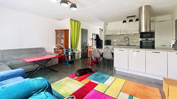 Belle maison contemporaine de 2020, située à Milhaud dans un lotissement familial calme, à proximité immédiate des écoles, des commerces et avec un accès rapide à Nîmes.

Implantée sur une parcelle de 315 m², la maison bénéficie de deux places de stationnement devant l’entrée, d’un garage attenant et d’un jardin agréable et facile d’entretien avec point d'eau. Elle repose sur vide sanitaire, gage de qualité et de pérennité de la construction.

Au rez-de-chaussée, l’entrée dessert un bureau de 7 m², un WC indépendant et une belle pièce de vie lumineuse exposée sud-ouest de plus de 30 m² avec cuisine ouverte équipée. Le séjour s’ouvre sur une grande terrasse et le jardin grâce à une baie vitrée, prolongeant naturellement l’espace de vie vers l’extérieur. Un accès direct au garage complète ce niveau.

À l’étage, le couloir distribue trois chambres dont une avec son dressing ainsi qu’une salle de bain avec WC.

La maison développe 82,08 m² loi Carrez pour 95,43 m² au sol, avec des volumes bien optimisés et une circulation fluide entre les pièces.

Côté performance énergétique, le bien affiche un DPE A avec une estimation des coûts annuels comprise entre 370 € et 550 €. 
La maison est entièrement climatisée et équipée de :

• 6 panneaux photovoltaïques (auto consommation et revente)
• Pompe à chaleur air/air
• Chauffe-eau thermodynamique 
• Adoucisseur d'eau 
• Alarme (Verisure)

Un confort thermique garanti, été comme hiver, pour des charges maîtrisées toute l’année.

La maison fait partie d’une ASL gérée par un syndic professionnel.

Charges ASL : 300 €/an 
Taxe foncière environ 1600 €/an.
Un audit des compteurs d’eau est actuellement en cours.

Construction récente, assurance décennale, aucun travaux à prévoir, climatisation, faibles charges énergétiques, garage, terrasse et jardin. Un bien rare sur le secteur, idéal pour un premier achat ou une famille souhaitant s’installer durablement.

Deux photos ont été générées par intelligence artificielle afin d'offrir une vision globale du potentiel de la pièce de vie.

📞 Contacter Mélisa Martin-Sisteron au (07) 70 18 96 35.