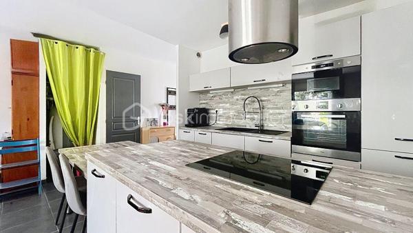 Belle maison contemporaine de 2020, située à Milhaud dans un lotissement familial calme, à proximité immédiate des écoles, des commerces et avec un accès rapide à Nîmes.

Implantée sur une parcelle de 315 m², la maison bénéficie de deux places de stationnement devant l’entrée, d’un garage attenant et d’un jardin agréable et facile d’entretien avec point d'eau. Elle repose sur vide sanitaire, gage de qualité et de pérennité de la construction.

Au rez-de-chaussée, l’entrée dessert un bureau de 7 m², un WC indépendant et une belle pièce de vie lumineuse exposée sud-ouest de plus de 30 m² avec cuisine ouverte équipée. Le séjour s’ouvre sur une grande terrasse et le jardin grâce à une baie vitrée, prolongeant naturellement l’espace de vie vers l’extérieur. Un accès direct au garage complète ce niveau.

À l’étage, le couloir distribue trois chambres dont une avec son dressing ainsi qu’une salle de bain avec WC.

La maison développe 82,08 m² loi Carrez pour 95,43 m² au sol, avec des volumes bien optimisés et une circulation fluide entre les pièces.

Côté performance énergétique, le bien affiche un DPE A avec une estimation des coûts annuels comprise entre 370 € et 550 €. 
La maison est entièrement climatisée et équipée de :

• 6 panneaux photovoltaïques (auto consommation et revente)
• Pompe à chaleur air/air
• Chauffe-eau thermodynamique 
• Adoucisseur d'eau 
• Alarme (Verisure)

Un confort thermique garanti, été comme hiver, pour des charges maîtrisées toute l’année.

La maison fait partie d’une ASL gérée par un syndic professionnel.

Charges ASL : 300 €/an 
Taxe foncière environ 1600 €/an.
Un audit des compteurs d’eau est actuellement en cours.

Construction récente, assurance décennale, aucun travaux à prévoir, climatisation, faibles charges énergétiques, garage, terrasse et jardin. Un bien rare sur le secteur, idéal pour un premier achat ou une famille souhaitant s’installer durablement.

Deux photos ont été générées par intelligence artificielle afin d'offrir une vision globale du potentiel de la pièce de vie.

📞 Contacter Mélisa Martin-Sisteron au (07) 70 18 96 35.