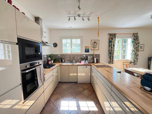 Grande maison de 182m² avec 4 chambres, piscine et sous-sol complet à proximité de St-Sulpice !