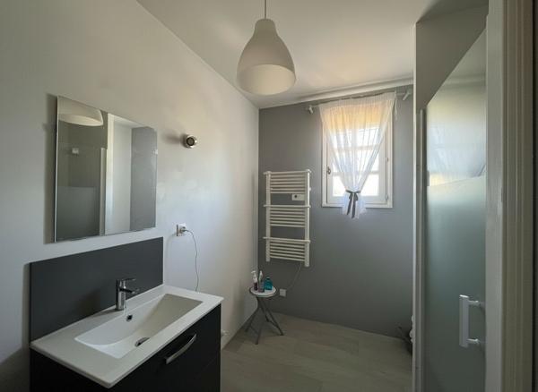 Grande maison de 182m² avec 4 chambres, piscine et sous-sol complet à proximité de St-Sulpice !