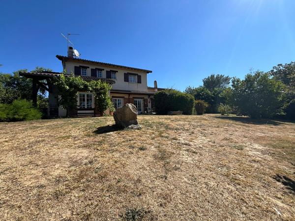 Grande maison de 182m² avec 4 chambres, piscine et sous-sol complet à proximité de St-Sulpice !