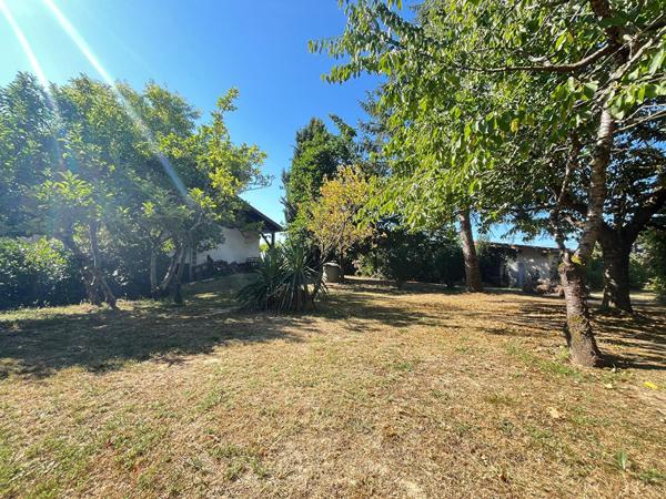 Grande maison de 182m² avec 4 chambres, piscine et sous-sol complet à proximité de St-Sulpice !