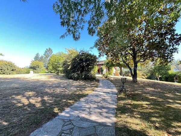 Grande maison de 182m² avec 4 chambres, piscine et sous-sol complet à proximité de St-Sulpice !