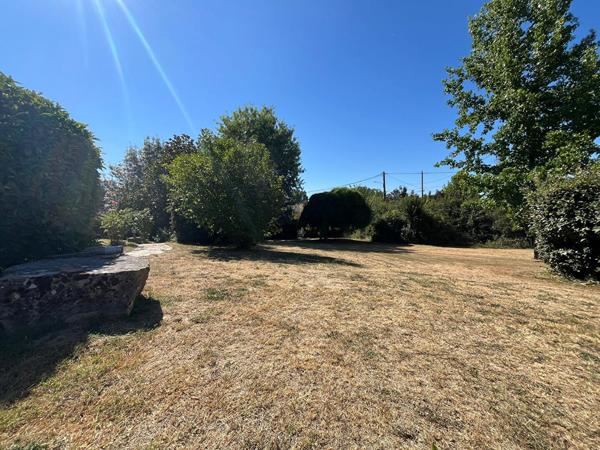 Grande maison de 182m² avec 4 chambres, piscine et sous-sol complet à proximité de St-Sulpice !