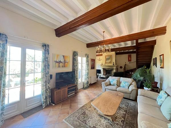 Grande maison de 182m² avec 4 chambres, piscine et sous-sol complet à proximité de St-Sulpice !
