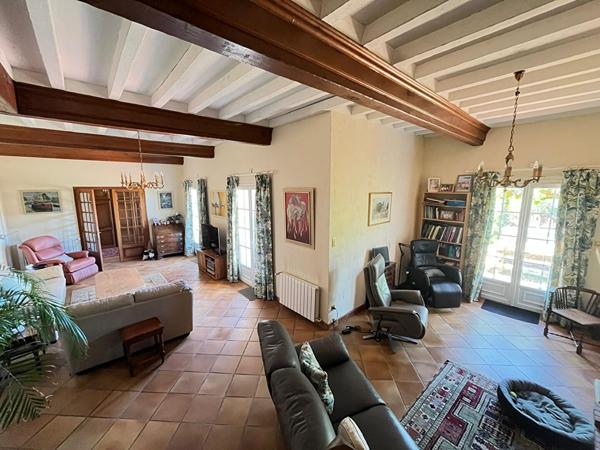 Grande maison de 182m² avec 4 chambres, piscine et sous-sol complet à proximité de St-Sulpice !
