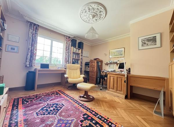 Grande maison de 182m² avec 4 chambres, piscine et sous-sol complet à proximité de St-Sulpice !