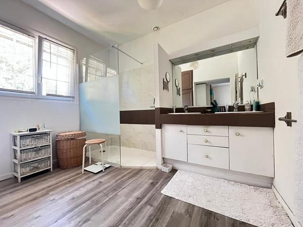 Grande maison de 182m² avec 4 chambres, piscine et sous-sol complet à proximité de St-Sulpice !