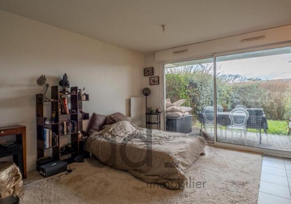 Studio lumineux en rez de jardin