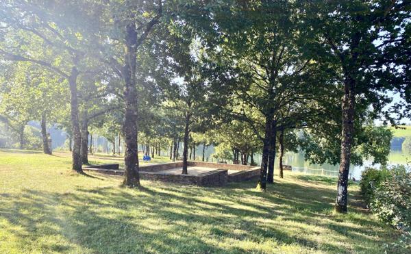 Le Vibal (12290) Aveyron, sur les berges du lac de Pont de Salars. Cottage tout équipé avec 2/3chambres.
