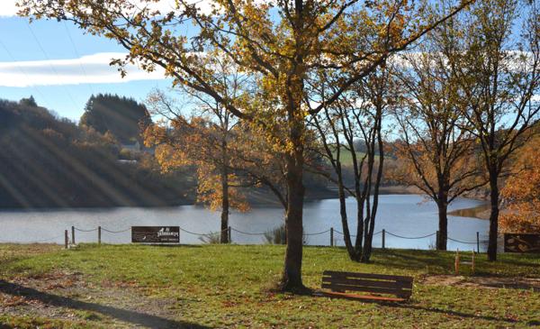 Le Vibal (12290) Aveyron, sur les berges du lac de Pont de Salars. Cottage tout équipé avec 2/3chambres.