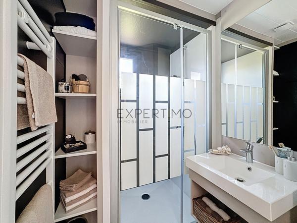 Le Vibal (12290) Aveyron, sur les berges du lac de Pont de Salars. Cottage tout équipé avec 2/3chambres.