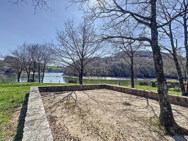 Le Vibal (12290) Aveyron, sur les berges du lac de Pont de Salars. Cottage tout équipé avec 2/3chambres.