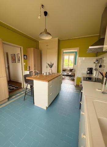 Situé au rez-de-chaussée d'une petite copropriété de deux lots, cet appartement sans charges vous offre un cadre de vie pratique et bien desservi, à deux pas de toutes les commodités du quartier Certé.
Le bien se compose d'une cuisine, d'un séjour, de deux chambres, d'une salle d'eau et d'un WC indépendant. Il bénéficie en outre d'un emplacement de stationnement privatif, d'un garage et d'un petit jardin — des atouts rares à ce prix.
Idéal pour une résidence principale à personnaliser selon vos goûts, ou pour un investissement locatif à fort rendement grâce à l'absence de charges de copropriété.
Plus d'informations sur demande.