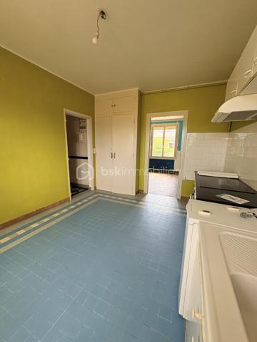 Situé au rez-de-chaussée d'une petite copropriété de deux lots, cet appartement sans charges vous offre un cadre de vie pratique et bien desservi, à deux pas de toutes les commodités du quartier Certé.
Le bien se compose d'une cuisine, d'un séjour, de deux chambres, d'une salle d'eau et d'un WC indépendant. Il bénéficie en outre d'un emplacement de stationnement privatif, d'un garage et d'un petit jardin — des atouts rares à ce prix.
Idéal pour une résidence principale à personnaliser selon vos goûts, ou pour un investissement locatif à fort rendement grâce à l'absence de charges de copropriété.
Plus d'informations sur demande.