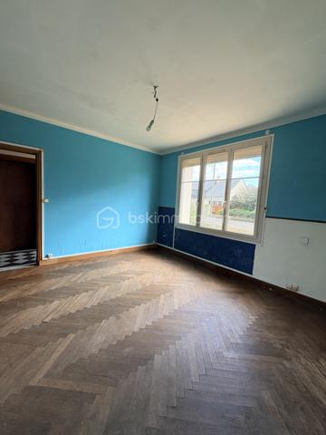 Situé au rez-de-chaussée d'une petite copropriété de deux lots, cet appartement sans charges vous offre un cadre de vie pratique et bien desservi, à deux pas de toutes les commodités du quartier Certé.
Le bien se compose d'une cuisine, d'un séjour, de deux chambres, d'une salle d'eau et d'un WC indépendant. Il bénéficie en outre d'un emplacement de stationnement privatif, d'un garage et d'un petit jardin — des atouts rares à ce prix.
Idéal pour une résidence principale à personnaliser selon vos goûts, ou pour un investissement locatif à fort rendement grâce à l'absence de charges de copropriété.
Plus d'informations sur demande.
