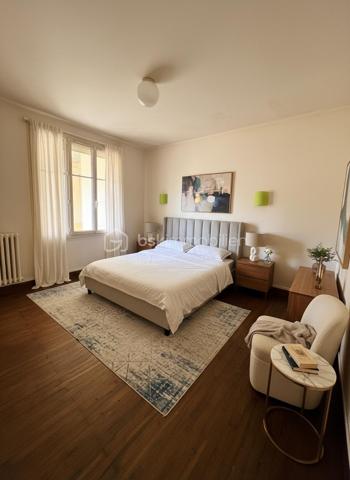 Situé au rez-de-chaussée d'une petite copropriété de deux lots, cet appartement sans charges vous offre un cadre de vie pratique et bien desservi, à deux pas de toutes les commodités du quartier Certé.
Le bien se compose d'une cuisine, d'un séjour, de deux chambres, d'une salle d'eau et d'un WC indépendant. Il bénéficie en outre d'un emplacement de stationnement privatif, d'un garage et d'un petit jardin — des atouts rares à ce prix.
Idéal pour une résidence principale à personnaliser selon vos goûts, ou pour un investissement locatif à fort rendement grâce à l'absence de charges de copropriété.
Plus d'informations sur demande.