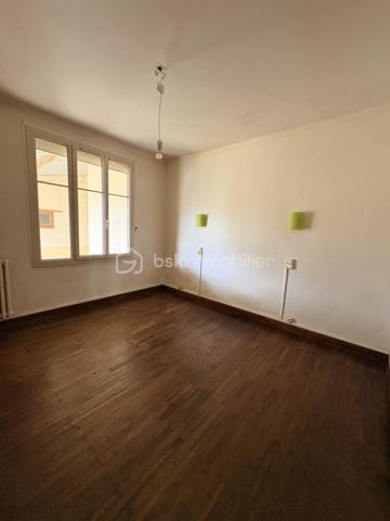 Situé au rez-de-chaussée d'une petite copropriété de deux lots, cet appartement sans charges vous offre un cadre de vie pratique et bien desservi, à deux pas de toutes les commodités du quartier Certé.
Le bien se compose d'une cuisine, d'un séjour, de deux chambres, d'une salle d'eau et d'un WC indépendant. Il bénéficie en outre d'un emplacement de stationnement privatif, d'un garage et d'un petit jardin — des atouts rares à ce prix.
Idéal pour une résidence principale à personnaliser selon vos goûts, ou pour un investissement locatif à fort rendement grâce à l'absence de charges de copropriété.
Plus d'informations sur demande.