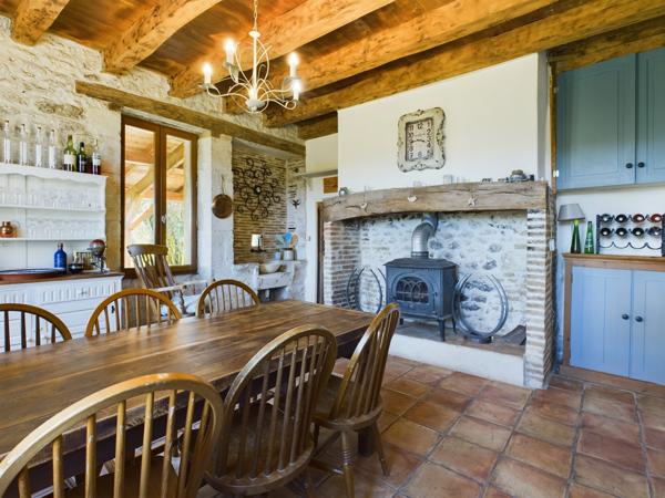 Lauzerte (82110) LAUZERTE Maison en pierre avec 4 chambres, piscine et jardins, petit dependance