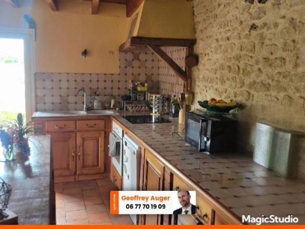 Maison avec terrasse panoramique, piscine sous dôme et grand terrain clos – secteur calme proche de Thouars