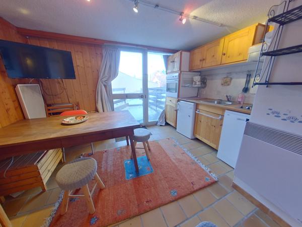 04400 LE SAUZE STUDIO CENTRE STATION