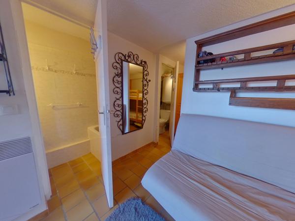 04400 LE SAUZE STUDIO CENTRE STATION