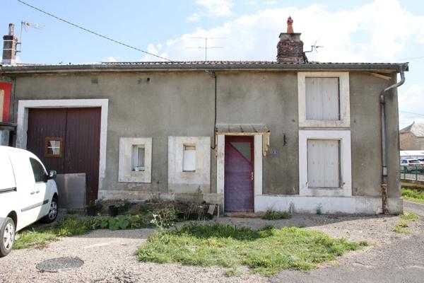 A proximité de la Belgique et du Luxembourg MAISON DE VILLAGE DE 79 m² À RÉNOVER – BEAU POTENTIEL !
