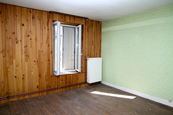 A proximité de la Belgique et du Luxembourg MAISON DE VILLAGE DE 79 m² À RÉNOVER – BEAU POTENTIEL !