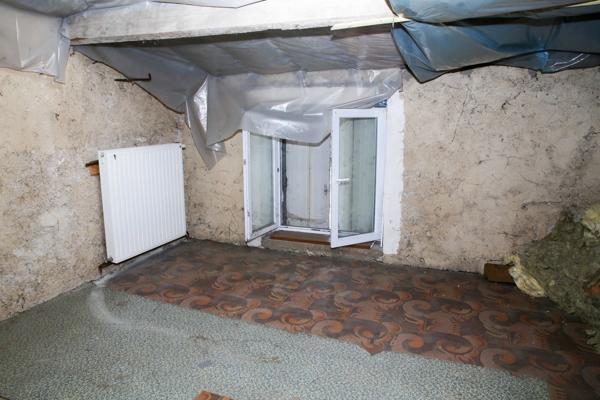 A proximité de la Belgique et du Luxembourg MAISON DE VILLAGE DE 79 m² À RÉNOVER – BEAU POTENTIEL !