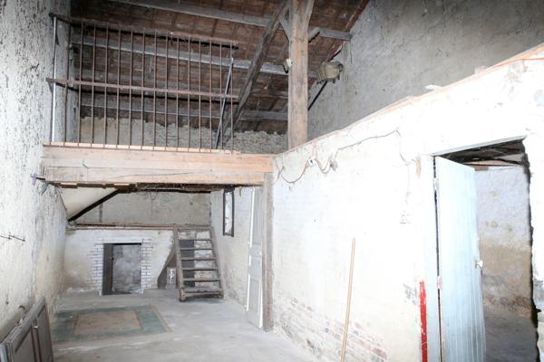 A proximité de la Belgique et du Luxembourg MAISON DE VILLAGE DE 79 m² À RÉNOVER – BEAU POTENTIEL !